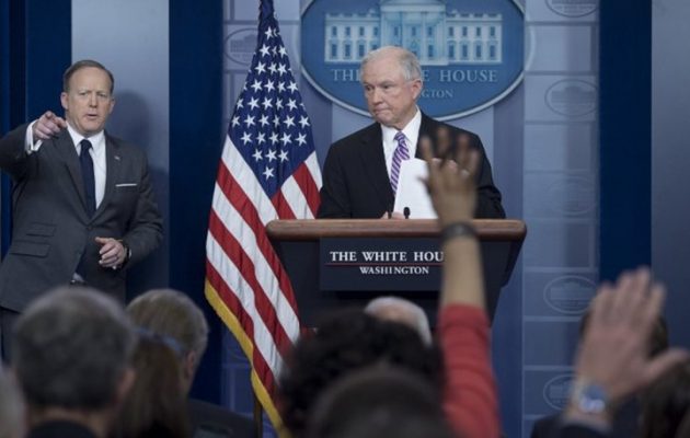 Όσες πολιτείες ή δήμοι των ΗΠΑ δεν απελαύνουν καταδικασμένους μετανάστες θα τιμωρούνται