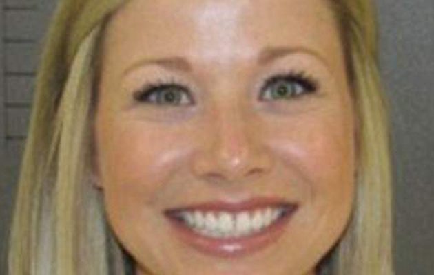 Καυτή καθηγήτρια έβγαλε γούστα με 17χρονο μέσα σε τάξη του σχολείου