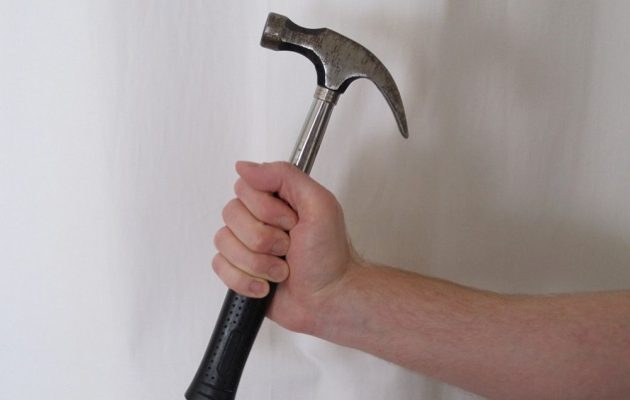 Χτύπησαν νεαρή μητέρα με σκεπάρνι