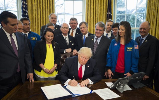 Ο Τραμπ στέλνει άνθρωπο στον Άρη – Υπέγραψε τη χρηματοδότηση της NASA