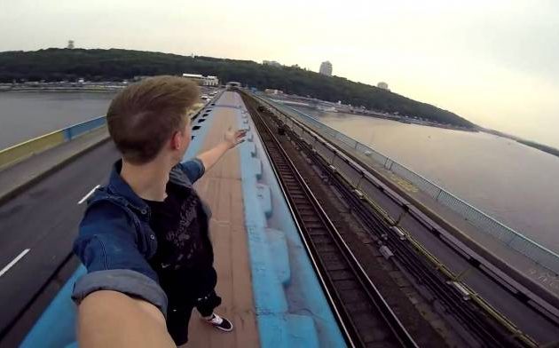ΣΟΚ: 13χρονος σκοτώθηκε προσπαθώντας να βγάλει “selfie” με τρένο εν κινήσει