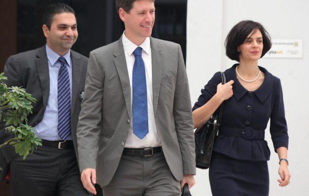 Σκληρό πόκερ για τα δημοσιονομικά στο Χίλτον – Πού “τα βρίσκουν”