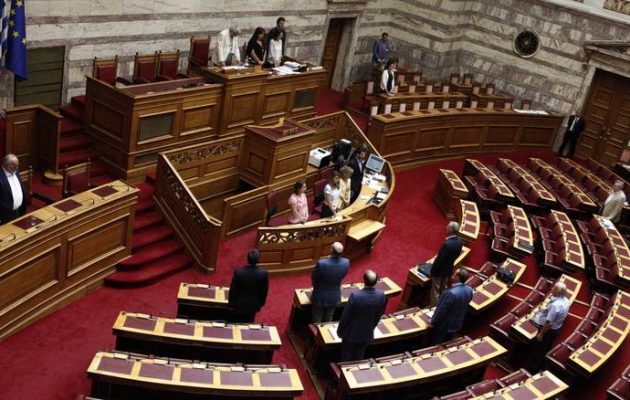 Ενός λεπτού σιγή στη Βουλή για τα θύματα του τροχαίου στον Εύοσμο