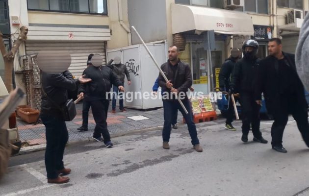 Κραδαίνοντας καδρόνια φυγαδεύτηκαν Κασιδιάρης-Ηλιόπουλος από στούντιο στον Βόλο (βίντεο)