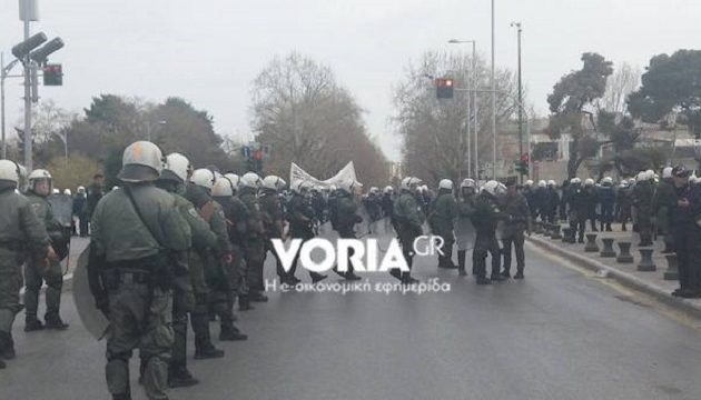 Θεσσαλονίκη: Πεδίο μάχης ο Λευκός Πύργος μεταξύ αντεξουσιαστών και ΜΑΤ (βίντεο)