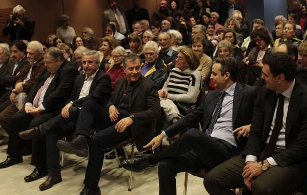 Η Ελένη Λουκά κάνει “ντου” την ώρα που μιλούσε ο Κυριάκος Μητσοτάκης (βίντεο)