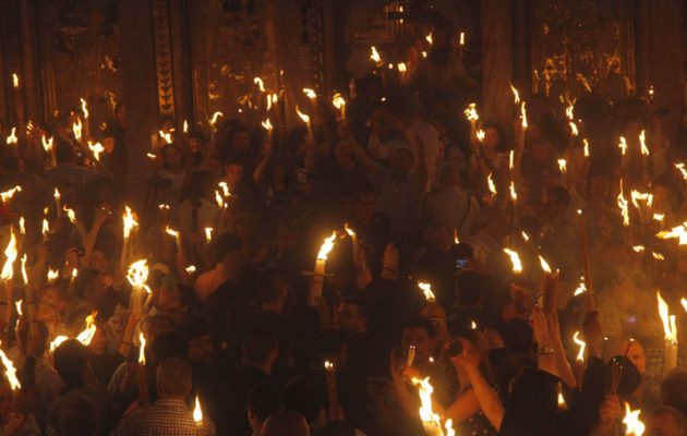 Με τιμές αρχηγού κράτους έφτασε το Άγιο Φως στην Αθήνα