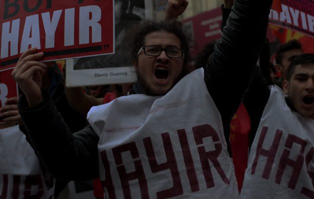 Κωνσταντινούπολη: Διαμαρτυρίες με κατσαρόλες και τηγάνια κατά του Ερντογάν