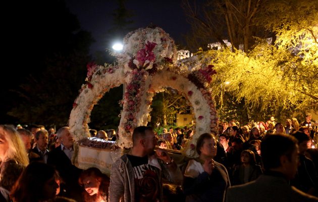 Με θρησκευτική κατάνυξη και γαλήνη  οι Αθηναίοι στην περιφορά των Επιταφίων (φωτο)