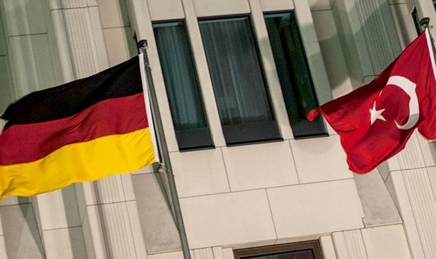 Γερμανία: Όλοι, εκτός από τη Μέρκελ, τραβάνε το αυτί του Ερντογάν