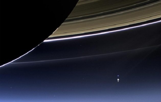 Εκπληκτικό:  Έτσι φαίνεται η Γη και η Σελήνη από τον Κρόνο (βίντεο)