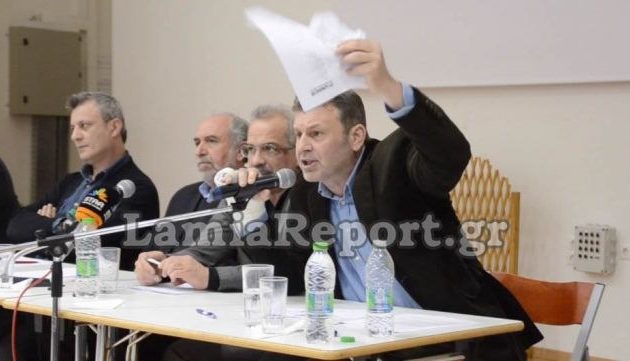 “Οργισμένοι” δημότες της Στυλίδας θέλουν δημοψήφισμα για τους πρόσφυγες – Τι είπε ο Γκλέτσος (βίντεο)