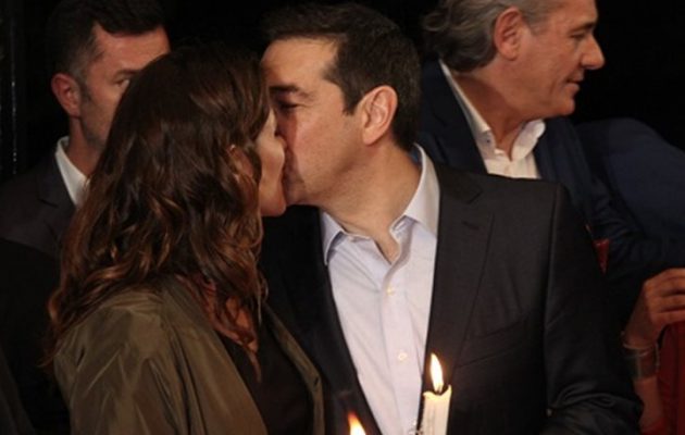 Το φιλί της Αγάπης του Αλέξη Τσίπρα στη Μπέττυ Μπαζιάνα (βίντεο)