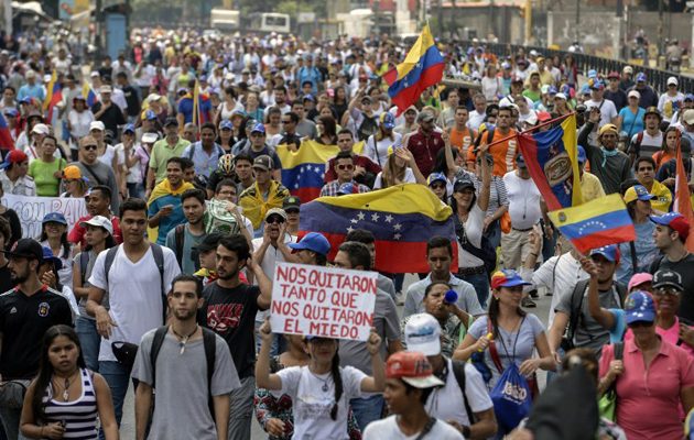 Βενεζουέλα: Απέκλεισαν τις εθνικές οδούς οι διαδηλωτές – Βοήθεια του Πάπα ζητά ο Μαδούρο