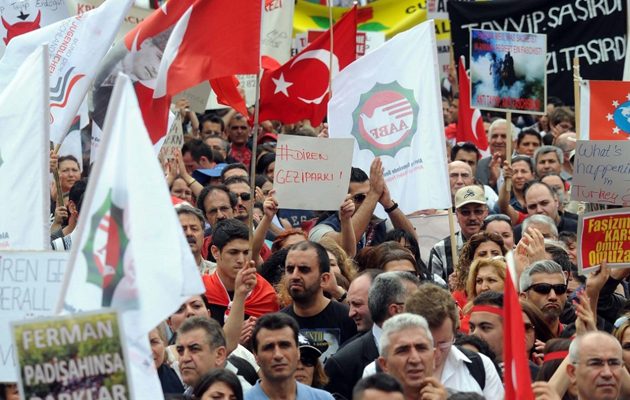 “Κόλαση” το επόμενο διήμερο η Κολωνία λόγω των ακροδεξιών – Συνεδριάζει το AfD