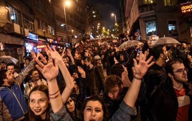 Συνελήφθησαν 16 αριστεροί διαδηλωτές που αμφισβητούσαν τη νίκη Ερντογάν στο δημοψήφισμα