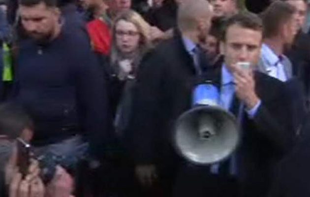 Γάλλοι εργάτες προπηλάκισαν τον σοσιαλφιλελεύθερο Μακρόν (βίντεο)
