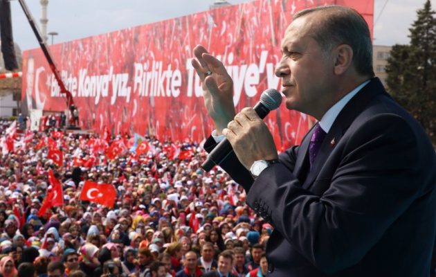 Σύμβουλος Ερντογάν: Ίσως να κάνουμε και δεύτερο δημοψήφισμα εάν υπερισχύσει το “όχι”