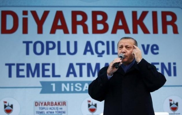 Ο Ερντογάν εκλιπαρεί τους Κούρδους να ψηφίσουν “ναι” στο δημοψήφισμα: “Σας έχω μέσα στην καρδιά μου”