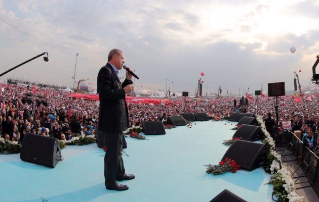 Φοβάται ο Ερντογάν για “όχι” στο δημοψήφισμα και φανατίζει τους οπαδούς του