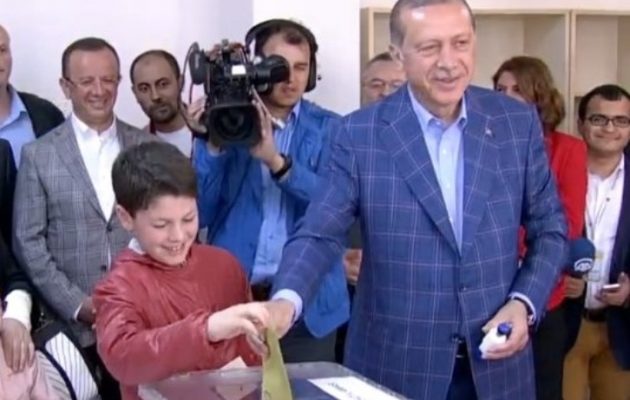Ψήφισε ο Ερντογάν εκφράζοντας τη βεβαιότητα ότι ο τουρκικός λαός θα λάβει τη σωστή απόφαση