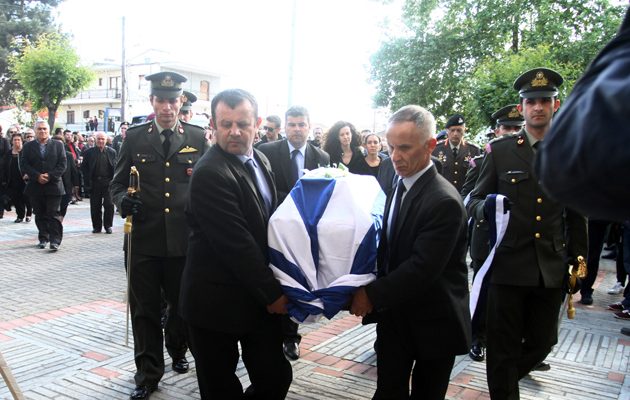 Κηδεύτηκε ο 28χρονος υπολοχαγός του ελικοπτέρου που έπεσε στην Ελασσόνα (φωτο)