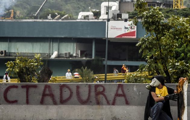 Εικόνες πολέμου στη Βενεζουέλα: 21 οι νεκροί στο κύμα διαδηλώσεων κατά του Μαδούρο (φωτο)