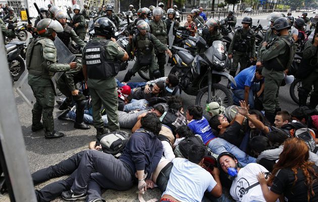 Στους 26 οι νεκροί διαδηλωτές στη Βενεζουέλα – Πυροβολήθηκε 23χρονος στο κεφάλι (φωτο)