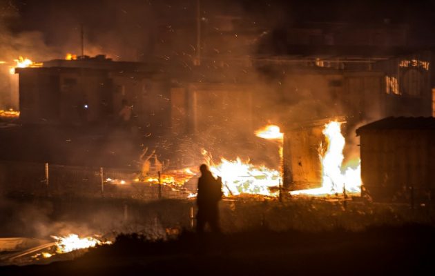 Άγριο ξύλο και πύρινη κόλαση σε καταυλισμό μεταναστών στη βόρεια Γαλλία (βίντεο)