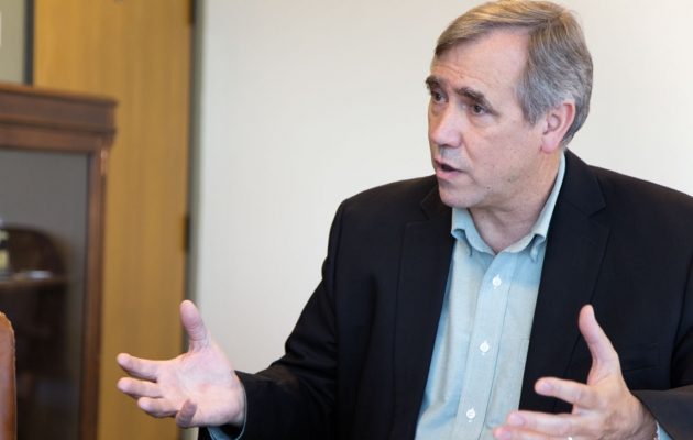 Έσπασε όλα τα κοντέρ Αμερικανός γερουσιαστής: Παρέμεινε στο βήμα για 15 ώρες