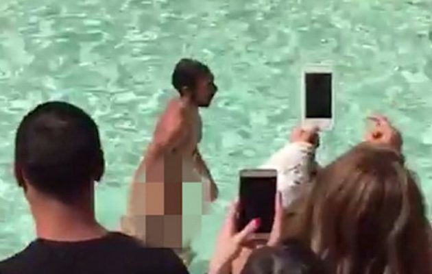 Tα πέταξε όλα και κολύμπησε γυμνός μέσα στο συντριβάνι της Ρώμης (βίντεο)