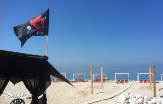 Αλβανοί εθνικιστές ύψωσαν σημαία της “Μεγάλης Αλβανίας” στη Χειμάρρα της Βόρειας Ηπείρου