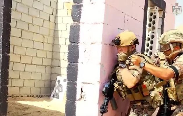 Μάχιμος ο βασιλιάς της Ιορδανίας συμμετέχει σε άσκηση με πραγματικά πυρά (βίντεο)