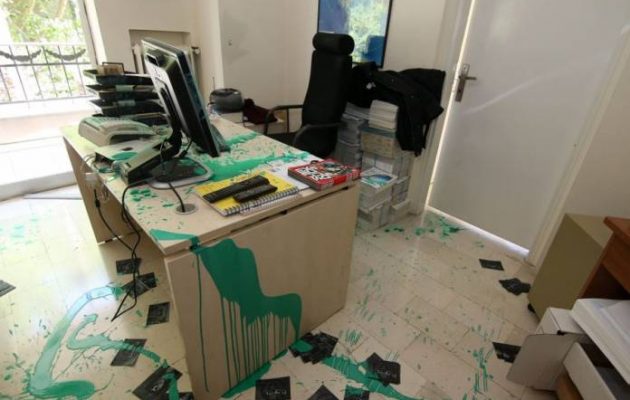 Εισέβαλαν στα γραφεία της “Καθημερινής” στη Θεσσαλονίκη – Καταδικάζει ο ΣΥΡΙΖΑ – Πυρά από ΝΔ (φωτο)