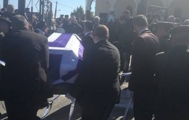 Θρήνος στην κηδεία του συνταγματάρχη Αδάμου (φωτο)