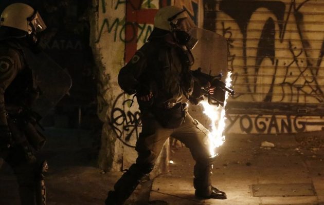 Νέα επίθεση με βόμβες μολότοφ σε διμοιρία των ΜΑΤ στα Εξάρχεια