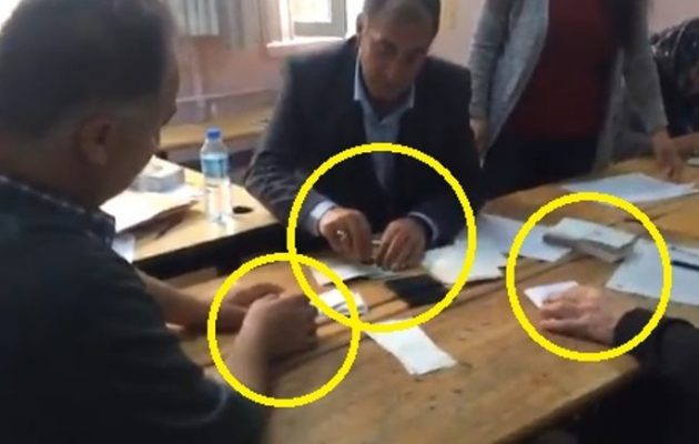 Δημοψήφισμα Τουρκία: Στελέχη του Ερντογάν κάνουν νοθεία και τους γράφουν με κινητό (βίντεο)