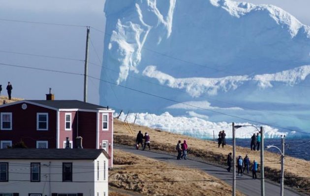 Απίστευτο: Παγόβουνο-γίγας με ύψος… 45 μέτρα στις ακτές του Καναδά (βίντεο)