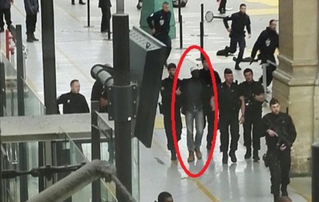 Συνελήφθη στο Παρίσι άνδρας που απείλησε αστυνομικό με μαχαίρι