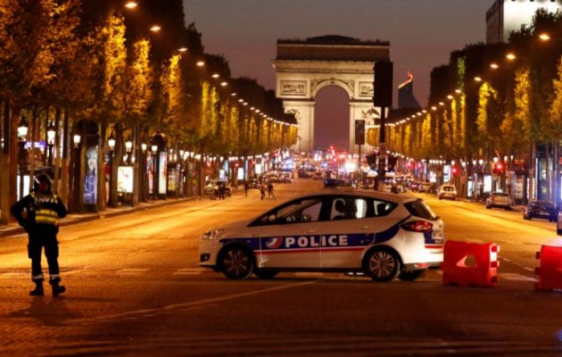 Παρίσι Αυτόπτης Μάρτυρας: “Βγήκε μέσα από ένα παλιό Audi κι άρχισε να πυροβολεί αστυνομικούς”