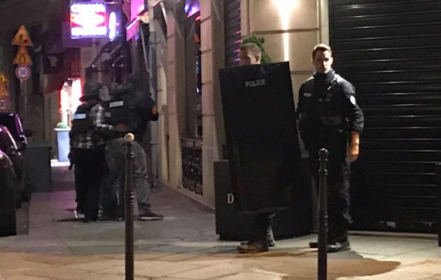 Tρόμος στη Γαλλία: Επίθεση με καλάσνικοφ στο κέντρο του Παρισιού  – Δύο νεκροί