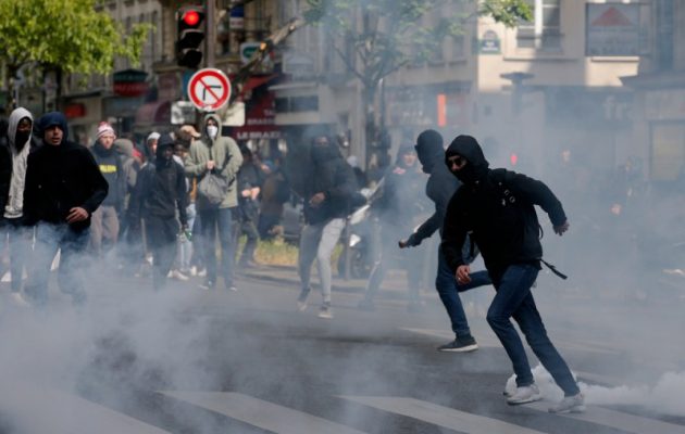 Πεδίο μάχης το κέντρο του Παρισιού – Άγριες συγκρούσεις μεταξύ αστυνομικών και νεαρών (φωτο+βίντεο)