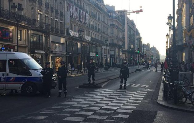 Nέος συναγερμός στη Γαλλία – Βρέθηκε ύποπτο δέμα σε κεντρικό δρόμο του Παρισιού