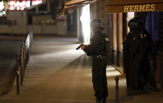 “Μανιφέστο” του Ισλαμικού Κράτους και Κοράνι βρέθηκαν κοντά στο πτώμα του δράστη στο Παρίσι