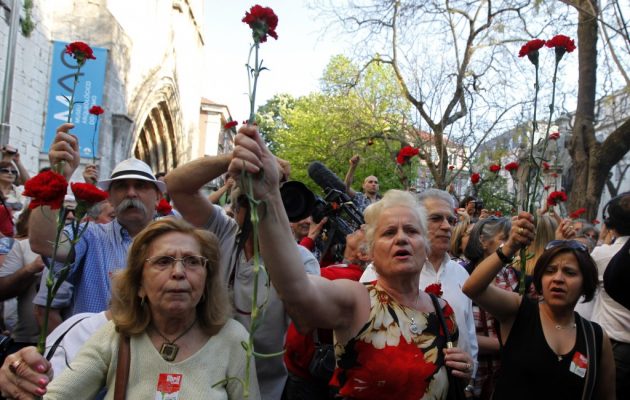 Οι Πορτογάλοι τίμησαν την 43η επέτειο της “Επανάστασης των Γαρυφάλλων”