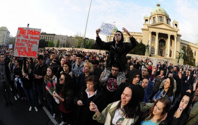 Mαζικές διαδηλώσεις κατά του Βούτσιτς στη Σερβία – “Όχι στη δικτατορία” το κεντρικό σύνθημα