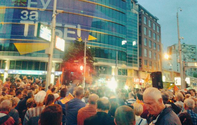 Οπαδοί του Γκρουέφσκι διαδήλωσαν στο κέντρο των Σκοπίων και ζήτησαν εκλογές