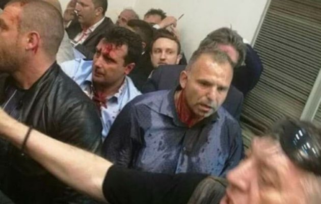 Περισσότεροι από 100 τραυματίες στα Σκόπια από το “ντου” στη Βουλή το βράδυ της Πέμπτης