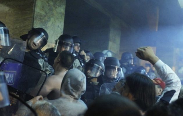 Σκόπια: Αφού οι τραμπούκοι του έκαναν αρένα τη Βουλή ο Γκρουέφσκι κάλεσε σε “αυτοσυγκράτηση”