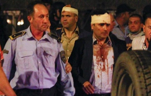 Εκκενώθηκε η Βουλή στα Σκόπια από διαδηλωτές και εγκλωβισμένους βουλευτές